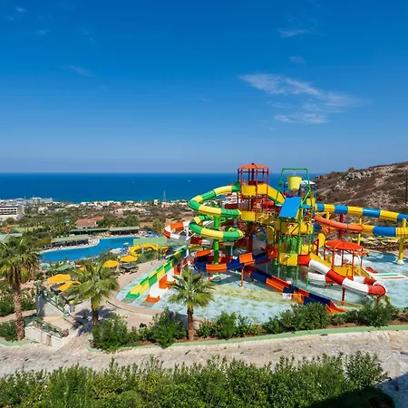 Aqua Sun Village מלון 4*